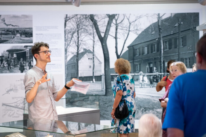 Eine öffentliche Führung mit Marius Hirschfeld. Foto: SHOS/OSLM/Langen