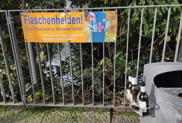 Am Diek weist jetzt ein Banner auf den Pfandring am Mülleimer hin. Foto: Stadt Wülfrath