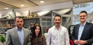 Kulturdezernent Patrick Anders begrüßt Domenico Urgese und Samanta Cirigliano als neue Caterer im Medienzentrum, gemeinsam mit dem Leiter der Stadtbibliothek Ahmed Özdemir. Foto: Stadt Ratingen