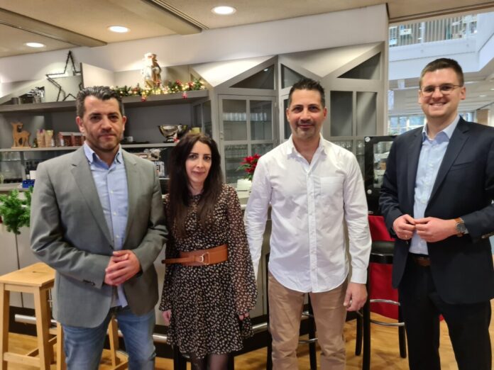 Kulturdezernent Patrick Anders begrüßt Domenico Urgese und Samanta Cirigliano als neue Caterer im Medienzentrum, gemeinsam mit dem Leiter der Stadtbibliothek Ahmed Özdemir. Foto: Stadt Ratingen