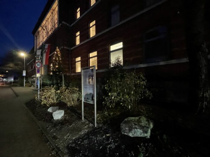 Das Rathaus an der Neanderstraße zur Adventszeit. Foto: Kreisstadt Mettmann