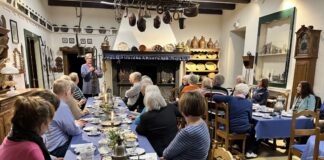 Gemütliches Kaffeetrinken wie in alter Zeit und politische Gespräche über heutige Sachfragen stan-den im Mittelpunkt der Jahresabschluss-Veranstaltung der Senioren-Union Wülfrath im Niederber-gischen Museum. Foto: Senioren-Union Wülfrath