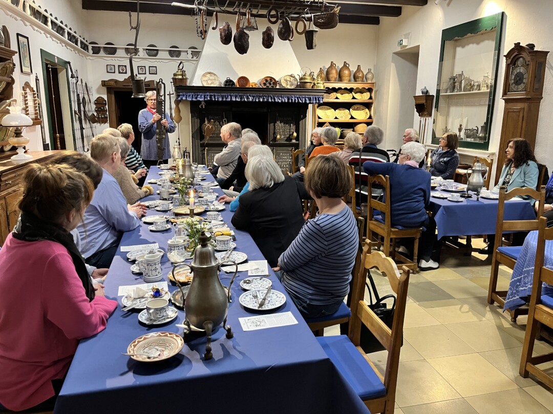 Gemütliches Kaffeetrinken wie in alter Zeit und politische Gespräche über heutige Sachfragen stan-den im Mittelpunkt der Jahresabschluss-Veranstaltung der Senioren-Union Wülfrath im Niederber-gischen Museum. Foto: Senioren-Union Wülfrath