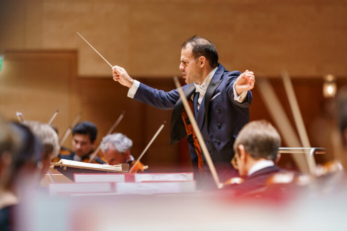 Andrea Sanguineti und die Essener Philharmoniker. Foto: Volker Wiciok