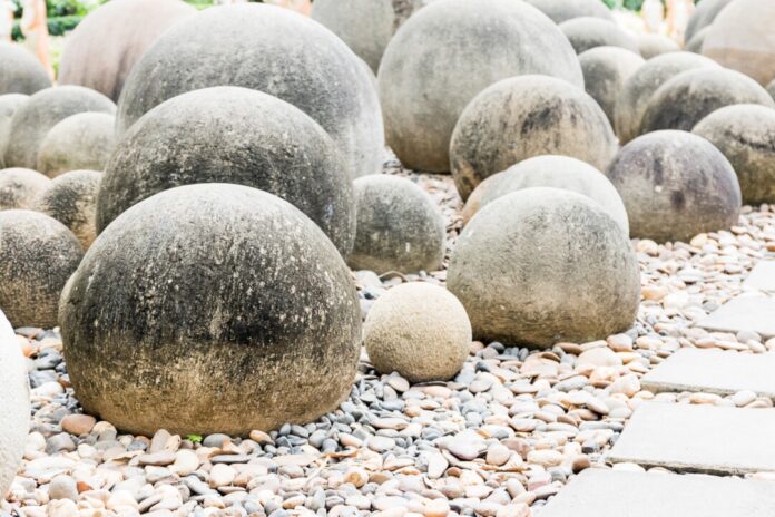 Kieselsteine und runde Felsbrocken im Garten.