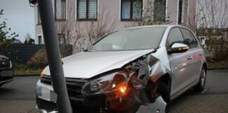Das Auto wurde bei dem Unfall erheblich beschädigt. Foto: Polizei