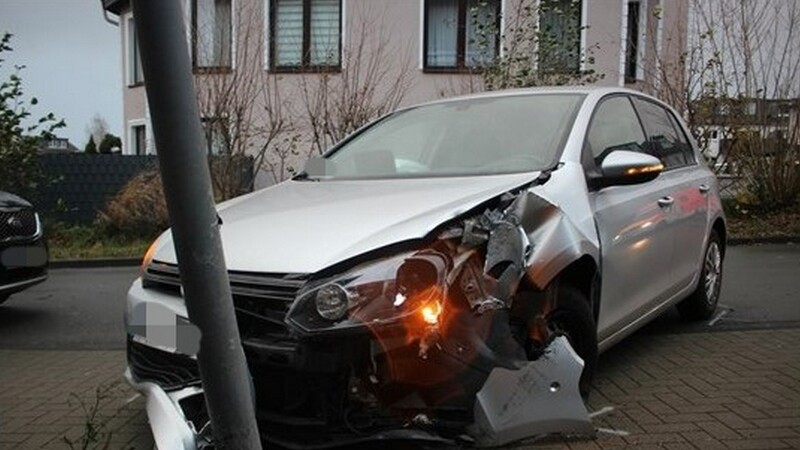 Das Auto wurde bei dem Unfall erheblich beschädigt. Foto: Polizei