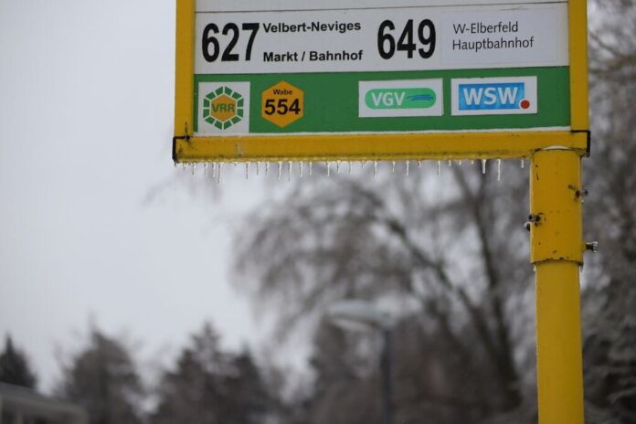 Ein Bushaltestellenschild mit Eiszapfen im Winter. Foto: Volkmann
