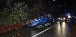 In der Nacht zu Mittwoch kam der Fahrer eines VW Polo von der Fahrbahn ab und überschlug sich. Foto: Polizei