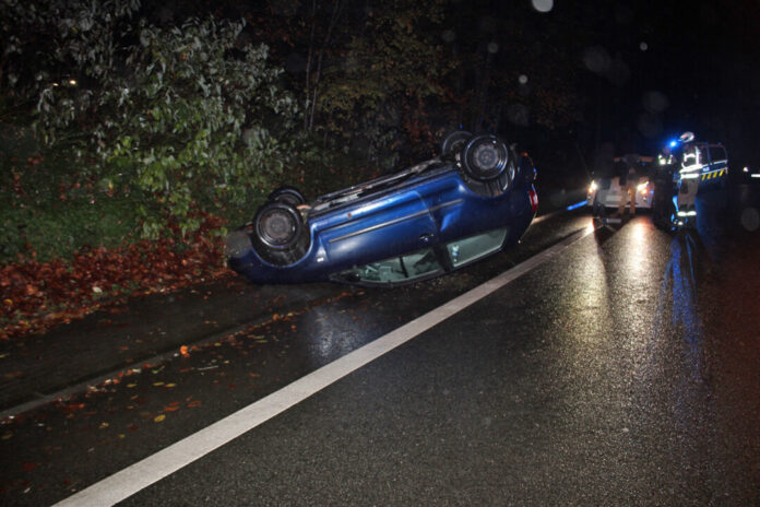 In der Nacht zu Mittwoch kam der Fahrer eines VW Polo von der Fahrbahn ab und überschlug sich. Foto: Polizei