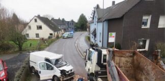 Auf der Gruitener Straße kam es zu einem frontalen Zusammenstoß eines Transporters und eines LKW. Foto: Polizei