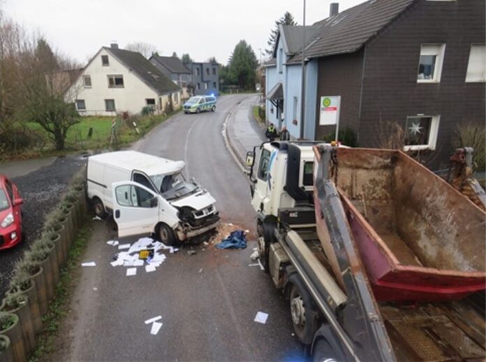 Auf der Gruitener Straße kam es zu einem frontalen Zusammenstoß eines Transporters und eines LKW. Foto: Polizei