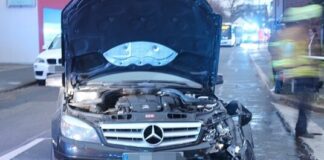 Die Beschädigung an dem Mercedes. Foto: Polizei