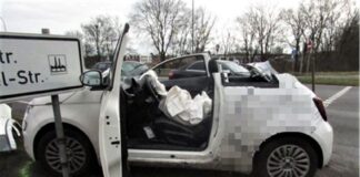 Mit speziellem Werkzeug entfernten Feuerwehrleute das Dach des Fiat, um den schwerverletzten Fahrer zu bergen. Foto: Polizei