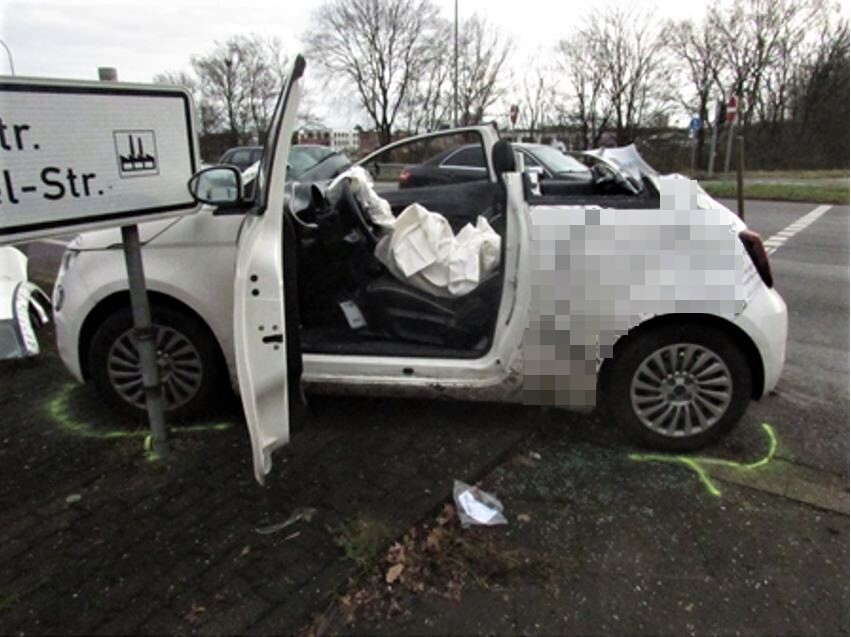 Mit speziellem Werkzeug entfernten Feuerwehrleute das Dach des Fiat, um den schwerverletzten Fahrer zu bergen. Foto: Polizei