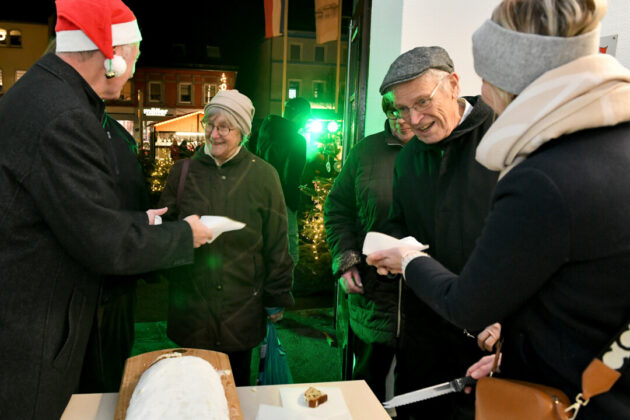 Weihnachtsmarkt, Stollen, glückliche Menschen, Geselligkeit