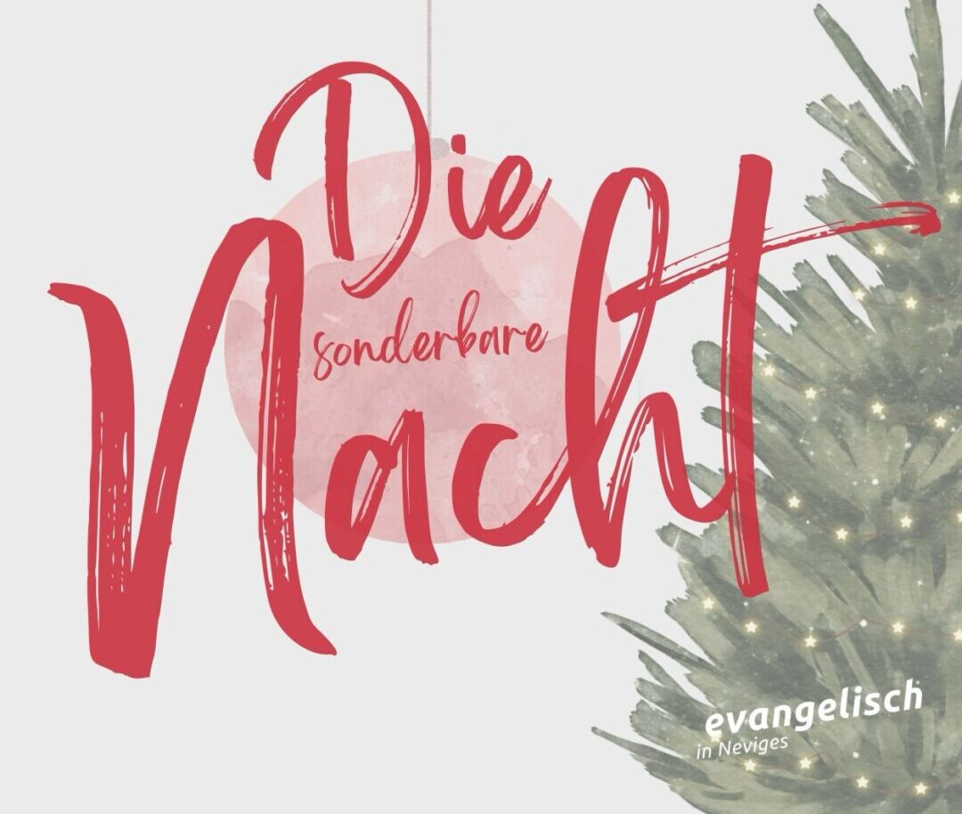 Weihnachtsbaum mit Text "Die sonderbare Nacht" und Kirchenlogo.