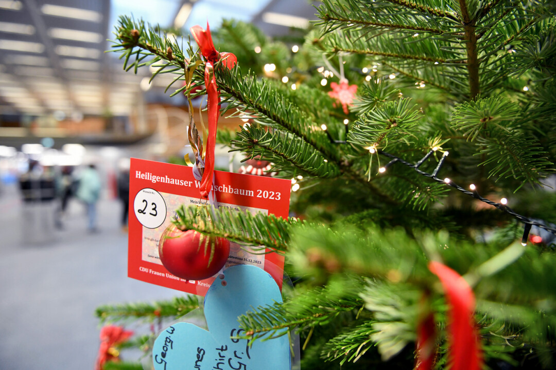 Weihnachtsbaum mit Dekoration und Lichtern