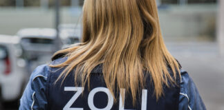 Zollbeamtin Rückenansicht mit Uniformjacke