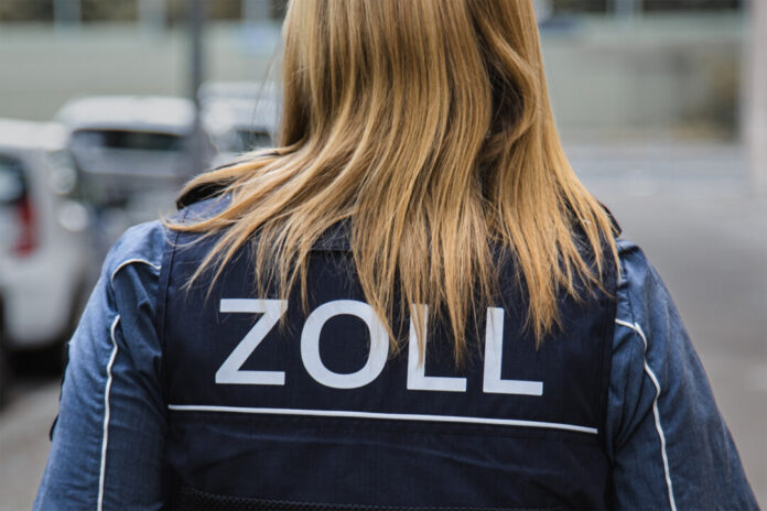 Zollbeamtin Rückenansicht mit Uniformjacke