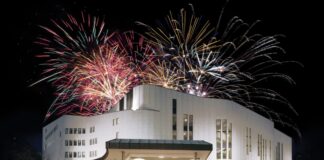 Das Aalto-Theater mit Feuerwerk. Montage: TUP