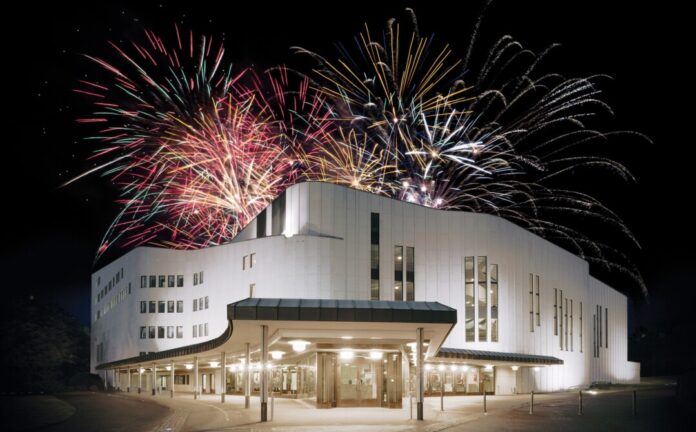 Das Aalto-Theater mit Feuerwerk. Montage: TUP