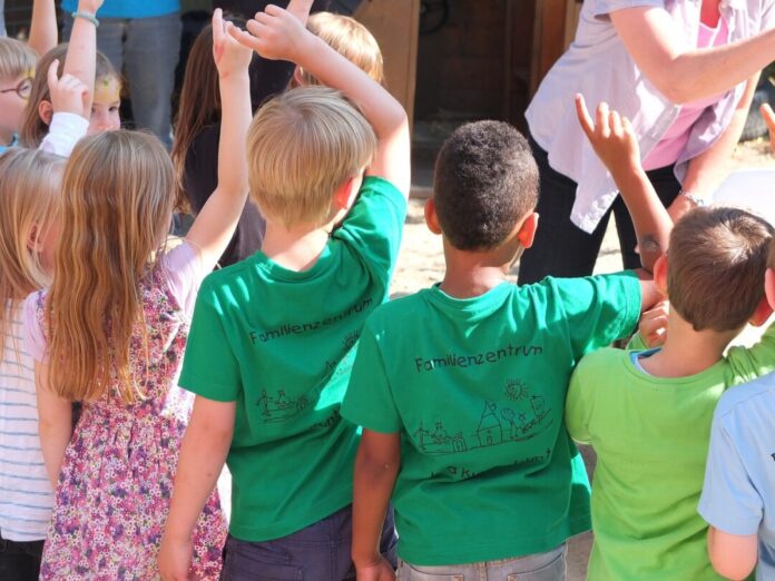 Kinder im Freien beim Gruppenspiel.