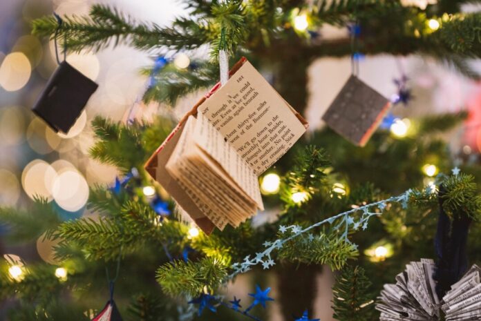 Bücher-Weihnachtsbaumschmuck, warme Lichter, festliche Dekoration