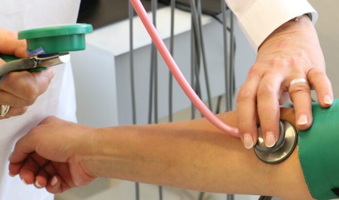 Blutdruckmessung durch medizinisches Personal