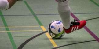 Fußballspiel in der Halle, Ballkontrolle.