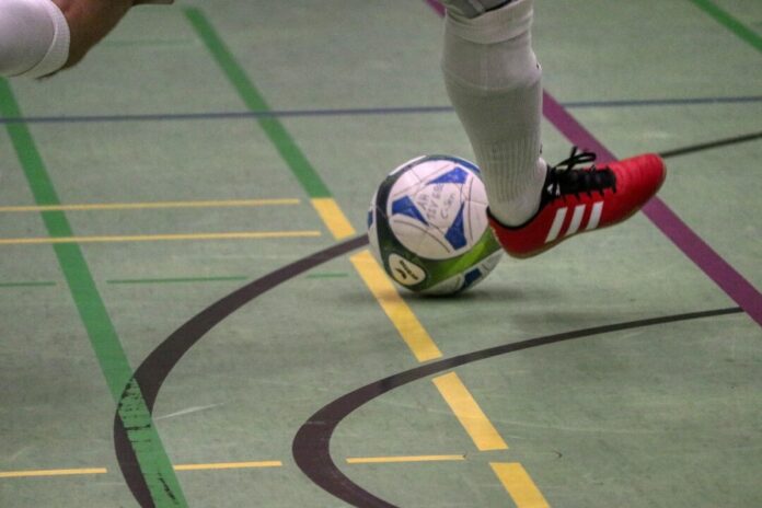 indoor-soccer-4760027_1280 Fußballspiel in der Halle, Ballkontrolle.