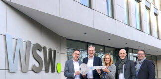 Bei der Schlüsselübergabe waren dabei: Carsten Hense, Geschäftsführer Goldbeck Public Partner, WSW-Vorstandsvorsitzender Markus Hilkenbach, Katrin Emmert, Leiterin WSW-Gebäudemanagement, WSW-Arbeitsdirektor Markus Schlomski und Jörg Kleine-Limberg, Gesamtprojektleiter für das Bauvorhaben für Goldbeck (v. l.). Foto: WSW/Bettina Osswald