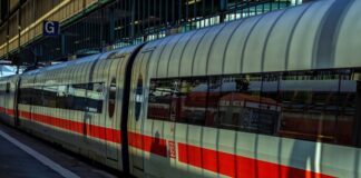 Ein ICE steht an einem Bahnhof. Foto: pixabay