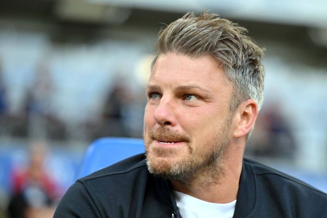 Mann mit Bart im Stadion.