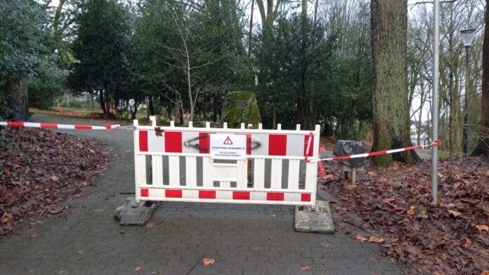 Baustellenabsperrung im Parkweg mit Warnschild.