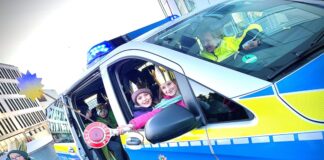 Die Sternsinger machten zahlreiche Erinnerungsfotos bei der Polizei. Foto: Polizei