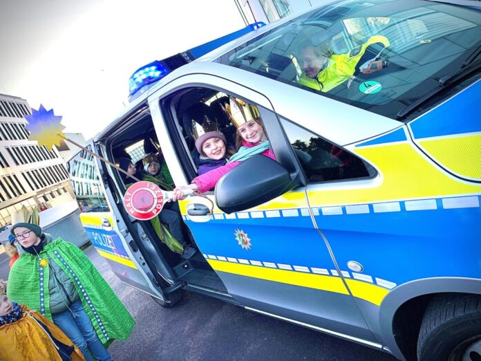 Die Sternsinger machten zahlreiche Erinnerungsfotos bei der Polizei. Foto: Polizei