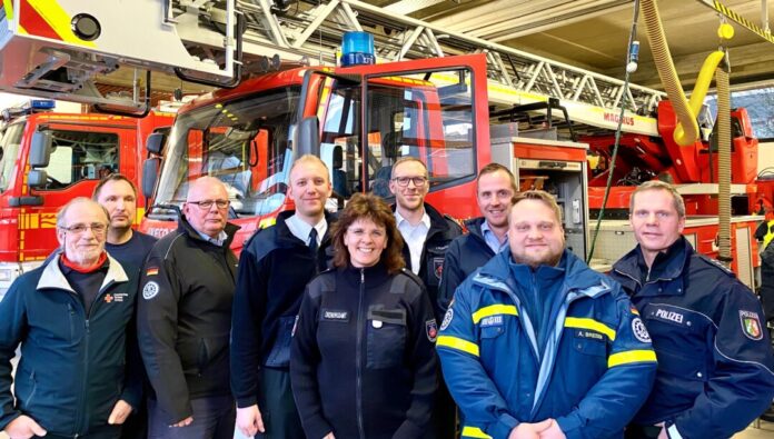 Die Engagierten verschiedener Blaulichtorganisationen aus Heiligenhaus kamen für einen Austausch in der Feuerwache zusammen. Foto: Stadt Heiligenhaus