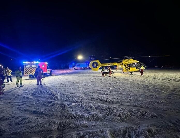 Der Rettungshubschrauber landete auf dem Parkplatz am Schloss in Neviges. Foto: Feuerwehr Velbert
