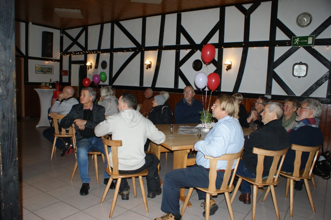 Menschen feiern in traditionellem deutschen Gasthaus.