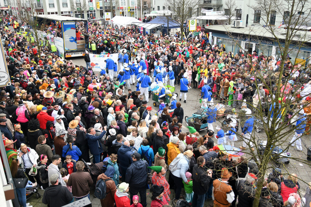 Karnevalsumzug mit fröhlichen Menschenmenge in Deutschland.