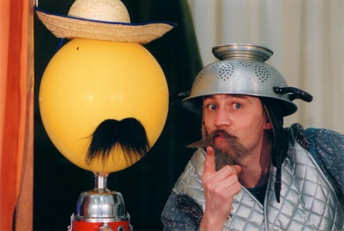Das Theater Don Kidschote gastiert am 28. Januar im Jugendzentrum. Fotos: Theater Don Kidschote