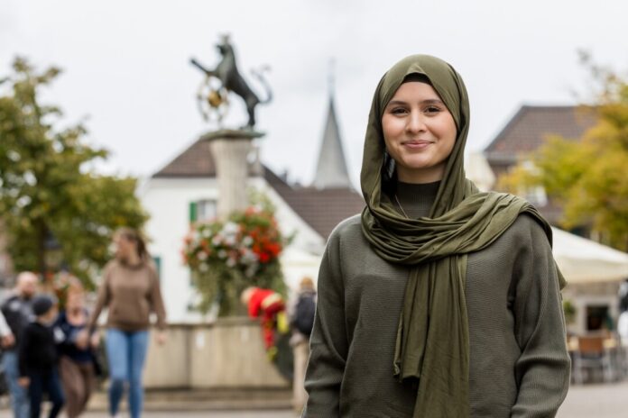 Ranya Zefzafi bringt als Koordinatorin der Taschengeldbörse Jobanbieter und junge Jobsuchende zusammen. Foto: Maik Grabosch