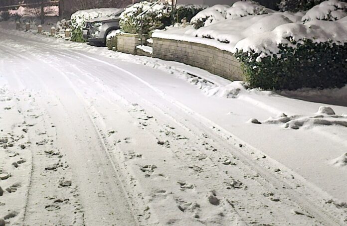 Eine schneebedeckte Straße ist zu sehen. Foto: Volkmann