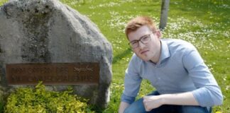 Wülfraths SPD-Vorsitzender Niels Sperling pflanzt Blumen am Gedenkstein. Foto: SPD/Archiv