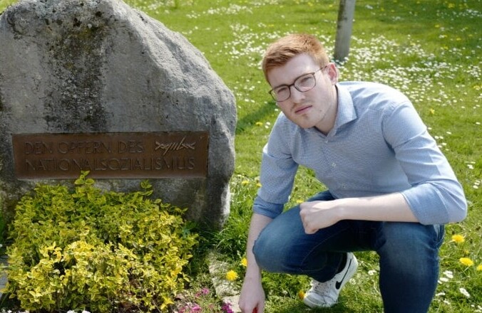 Wülfraths SPD-Vorsitzender Niels Sperling pflanzt Blumen am Gedenkstein. Foto: SPD/Archiv