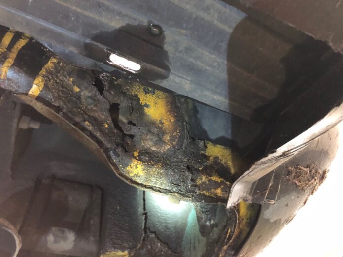 Der Unterboden des Transporters war erheblich durchgerostet. Foto: Polizei