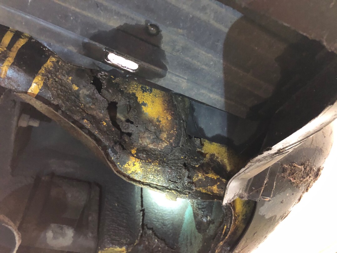 Der Unterboden des Transporters war erheblich durchgerostet. Foto: Polizei