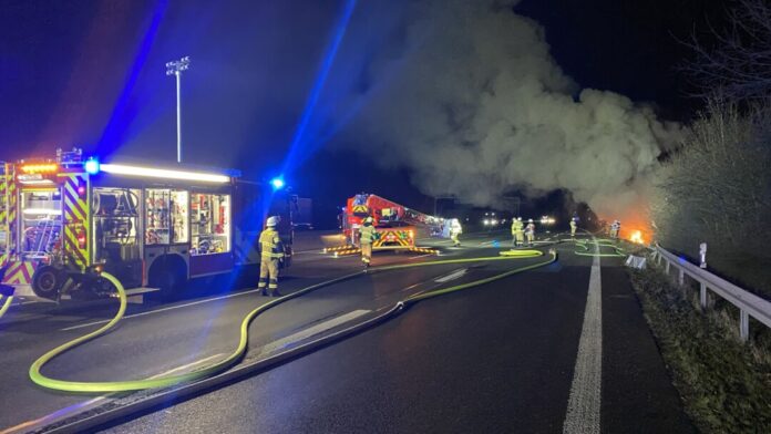 Feuerwehr löscht Brand bei Nacht auf Straße