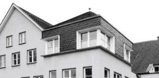 Aktiv-Begegnungsstätte: Auch im Alter die Zukunft mit Freude gestalten Weißes Eckhaus in deutscher Kleinstadt.